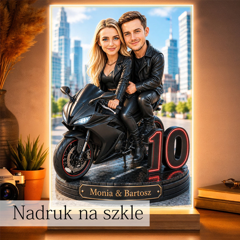 Karykatura pary na motocyklu z imionami i dedykacją na personalizowanym obrazie.